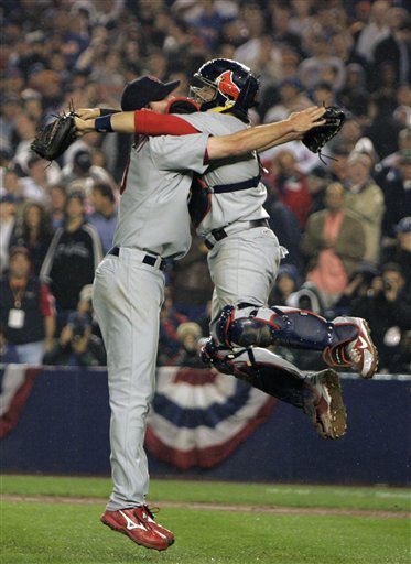 Yadi jumps into Adam Wainwright's arms in 2006 Game 7 win against Mets